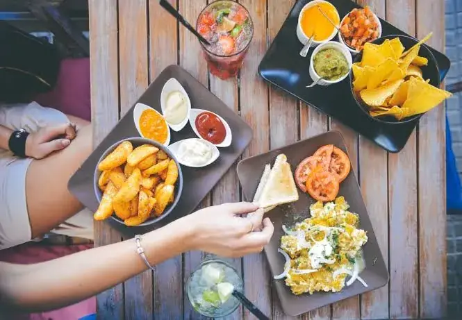 how to manage dietary restrictions during couple travel